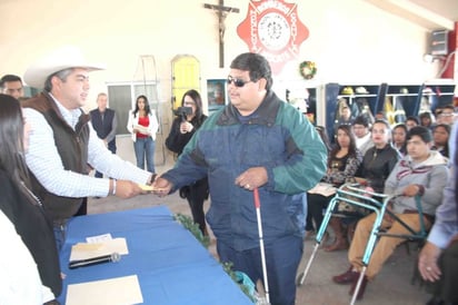 Entrega Paredes becas a estudiantes con discapacidad