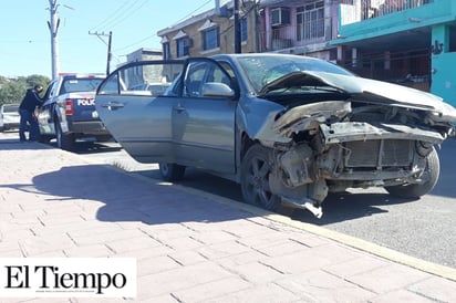 Se embarra en una banqueta