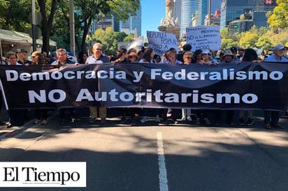 Arranca gobierno de AMLO con marchas contra consultas, superdelegados y cancelación del NAIM