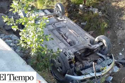 Cae y vuelca en  arroyo natural