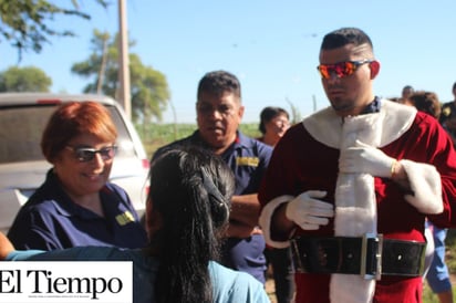 Vestido de Sana Claus apoya a necesitados