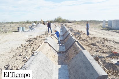 Construyen en Ejido Obayos canal de riego