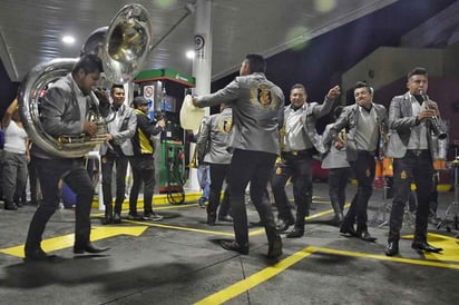 Banda ofrece un concierto a quienes esperan cargar gasolina