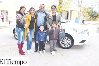 Entrega Iglesia auto al ganador del sorteo