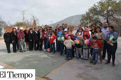 Reciben niños del CAM Rosca de Reyes