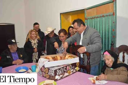 Reciben ‘abuelitos’ Rosca de Reyes