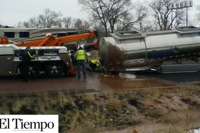 Vuelca camión cisterna y deja 'río de chocolate'