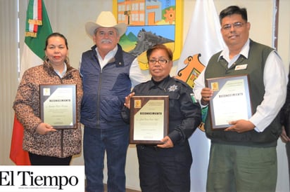 Premian a trabajadores por su empeño