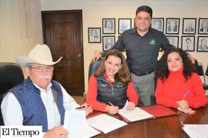 Firman convenio con empresas y universidades