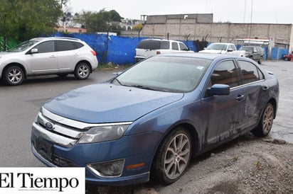 Estampa auto en montón de grava