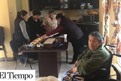 Lleva DIF Rosca de Reyes al asilo y niños del Ejido Santa Gertrudis