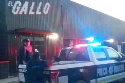 Riñen meseros en bar 'El Gallo'