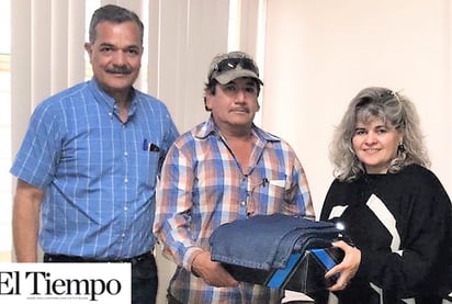 Estrenan uniformes trabajadores de SIMAS