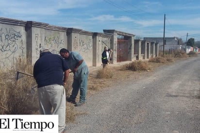 Desmonte de hierba y barrido en avenida Plutarco Elías Calles