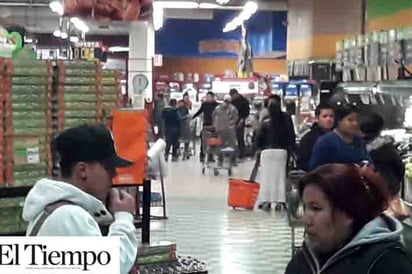 Familia bolsea a otra en zapatería de la ZC