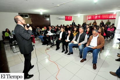 Imparten conferencia sobre el uso racional de la energía