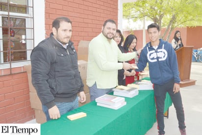 Apadrina alcalde a 116 alumnos de EMSaD