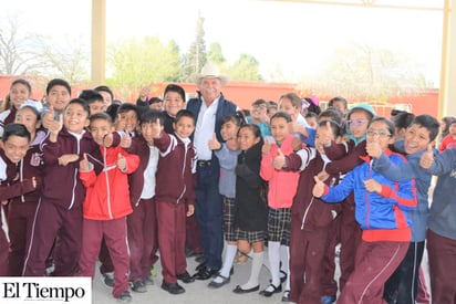 Presiden autoridades lunes cívico en la Escuela ‘Emiliano Zapata’