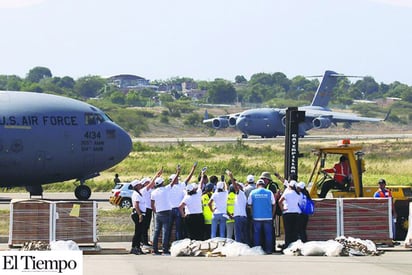 Llega ayuda para Venezuela en aviones militares; aterrizan en poblado de Colombia