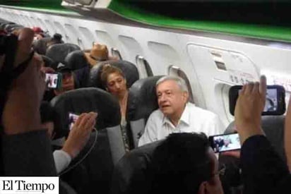 Viajes de AMLO en vuelos comerciales, “pesadilla de azafatas y policías”