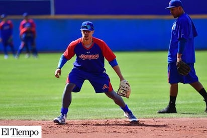 Noah Perio llega al infield de Acereros