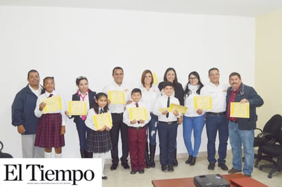 Celebran concurso de poesía