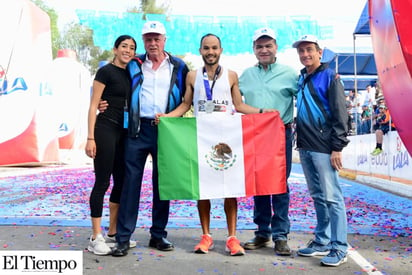 Riquelme premia al tricampeón del maratón de una empresa de leche