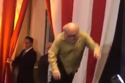 Danny DeVito se cae al presentar ‘Dumbo’ en México