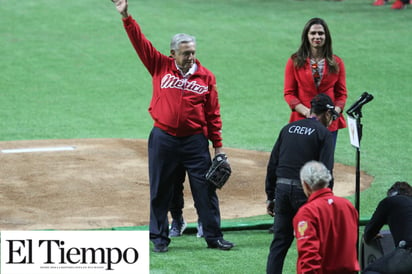 Presidente López Obrador lanza primera bola en Estadio Alfredo Harp Helú