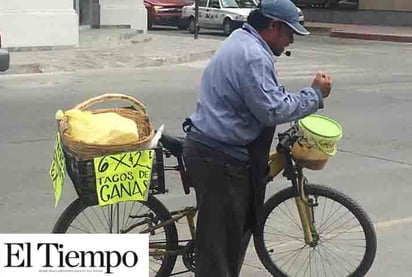 Con su bicicleta y una canasta logra sacar su familia adelante