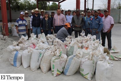 Reciben campesinos fertilizante subsidiado