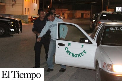 Taxista entrega a ebrio pasajero