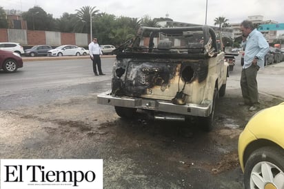 Fuego devora Jeep clásico