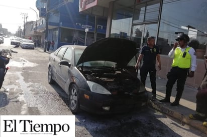 Se quema auto en pleno centro