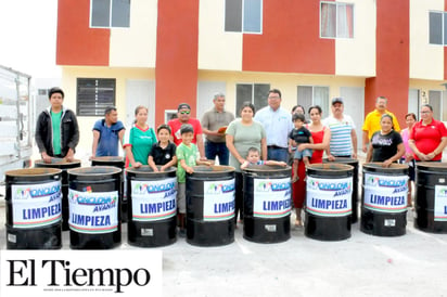 Entregan tambos de basura en la colonia Santa Bárbara