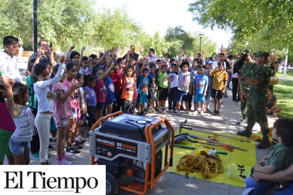 Forman niños en la Academia de Bomberos