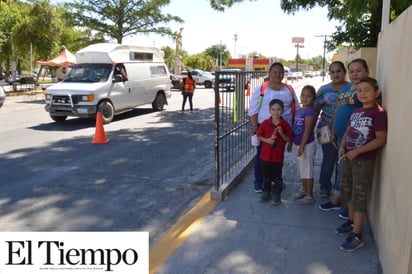 Botean madres de familia para fiesta del Día del Niño