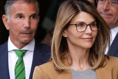 Lori Loughlin enfrenta nuevo cargo en el caso de sobornos