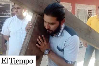 Preparado Ángel en representara Jesús en el Viacrucis Viviente