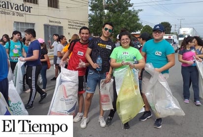 Se ejercitan recogiendo basura