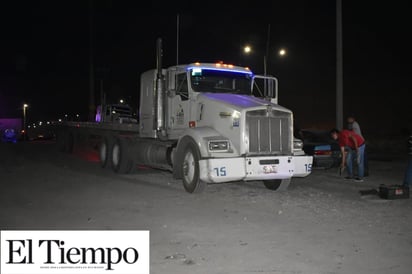 Saquean tráileres frente a la Policía