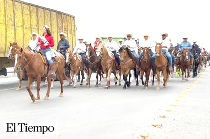 Cabalgata por aniversario del Ejido La Cruz