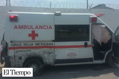 Chocan patrulla y ambulancia: Dos heridos