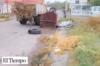 Limpian área de contenedores