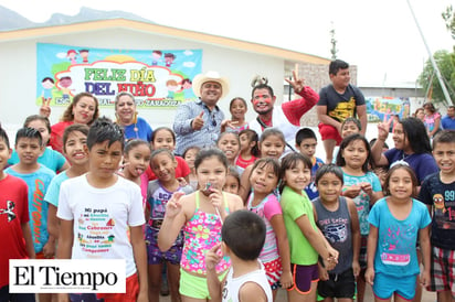 Llevan piñatas y dulces a comunidades rurales