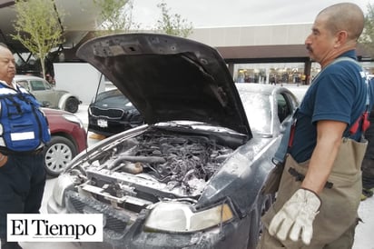 Se quema Mustang en el mall