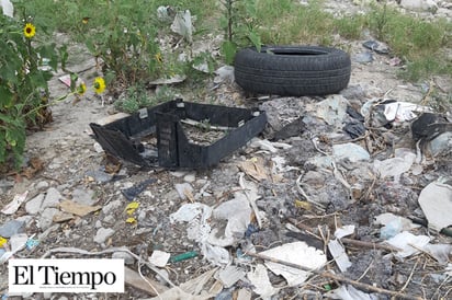 En medio de basura y aguas negras habitan familias de la San Cristóbal