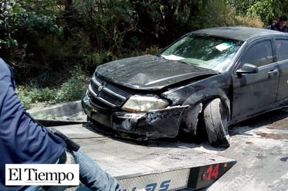 Falla mecánica acaba con auto