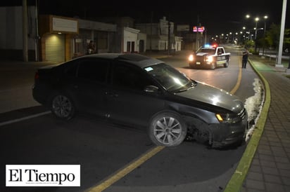 Se estrella en el camellón