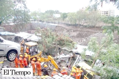 Se derrumba muro en India y deja 15 muertos